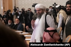 Owganystanyň öňki prezidenti Hamid Karzaý (çepden ikinji) 2021-nji ýylyň 18-nji martynda Moskwada geçýän halkara parahatçylyk konferensiýasyna gatnaşyjy “Talyban” delegasiýasynyň gelşine syn edýär.