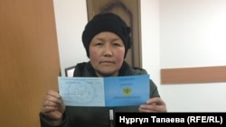 Сайрагуль Сауытбай показывает документ о продлении статуса просительницы убежища, Алматы, 28 января 2019 года.
