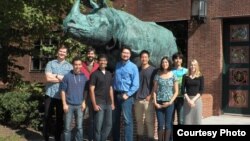 Гарвард профессоры Архат Абжанов (ортада) әріптестерімен бірге тұр.  