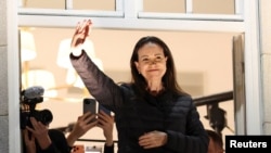 Лауреат Нобелевской премии мира Мария Корина Мачадо на балконе Гранд-Отеля Осло приветствует своих сторонников 