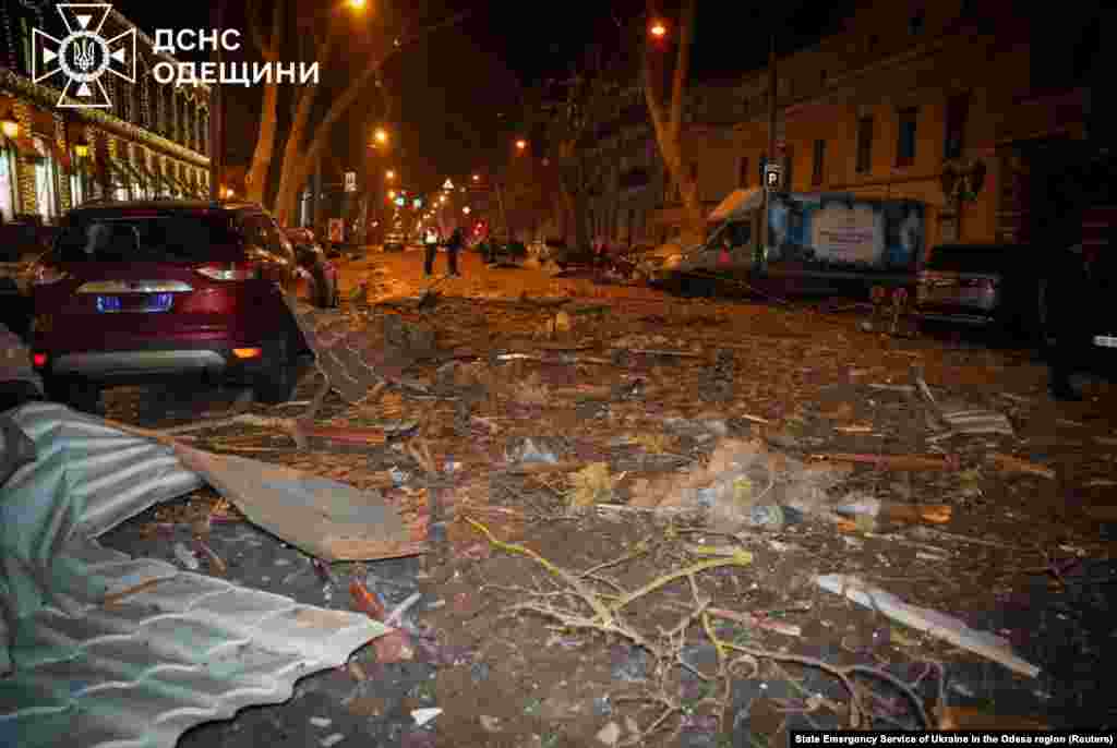 Расейскія вайскоўцы рэгулярна атакуюць рэгіёны Украіны з ужываньнем розных відаў зброі. Расейскае кіраўніцтва адмаўляе, што расейская армія падчас поўнамаштабнай вайны наносіць мэтанакіраваныя ўдары па грамадзянскай інфраструктуры гарадоў і вёсак Украіны, забіваючы мірных жыхароў і разбураючы бальніцы, школы, дзіцячыя сады, аб'екты энэрга- і водазабесьпячэньня. Украінскія ўлады і міжнародныя арганізацыі кваліфікуюць гэтыя ўдары як ваенныя злачынствы з боку РФ.