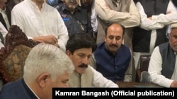 د خیبر پښتونخوا اعلا وزیر محمود خان د جانیخېلو له پرلتوالو سره تړون لاسليکوي. د ۲۰۲۱ز کال د مارچ ۲۹مې انځور