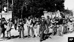 შტურმის მომდევნო დღეს, აიათოლას ერთგული შეიარაღებული მომხრეები თეირანში აშშ-ის საელჩოს წინ დგანან. 1979 წლის 15 თებერვალი. მათ საელჩო რამდენიმე საათით დაიკავეს, თუმცა შეერთებულ შტატებს მალევე დაუბრუნეს.