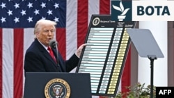 Presidenti i Shteteve të Bashkuara, Donald Trump, duke prezantuar tarifat ndaj vendeve të botës, 2 prill.