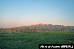 Мемориальный комплекс "Алтыеэмель" получил название по хребту Алтыеэмель Джунгарского Алатау, который находится недалеко от него и хорошо виден с предгорной долины. Северо-Восточный Казахстан.