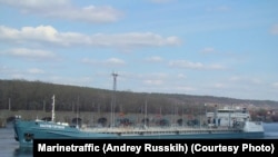 Танкер "Валерий Горчаков" у берегов Тольятти, 25 апреля 2009 года