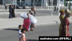 Aşgabat, halkara uçar meýdanyndan çykyp gelýän ýolgaçylar