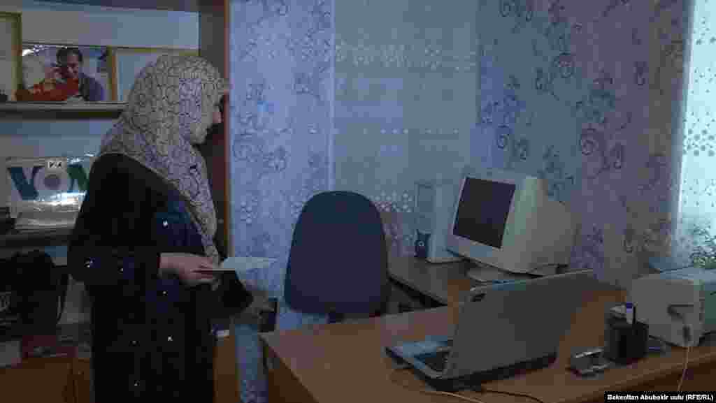 Алишерди иш-столу. Маркум Voice of Ameriсa, RFERL-Ozodlik, BBC, Mashhad радиолору, "Фергана.Ру" маалымат агенттиги менен кызматташып, Фергана өрөөнүндө болуп жаткан саясий, диний, коопсуздук, адам укуктары багытындагы окуяларды талдап, чагылдырган.