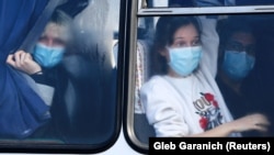 Евакуйовані з Китаю люди в одному з автобусів під час виїзду з Міжнародного аеропорту Харкова, 20 лютого 2020 року