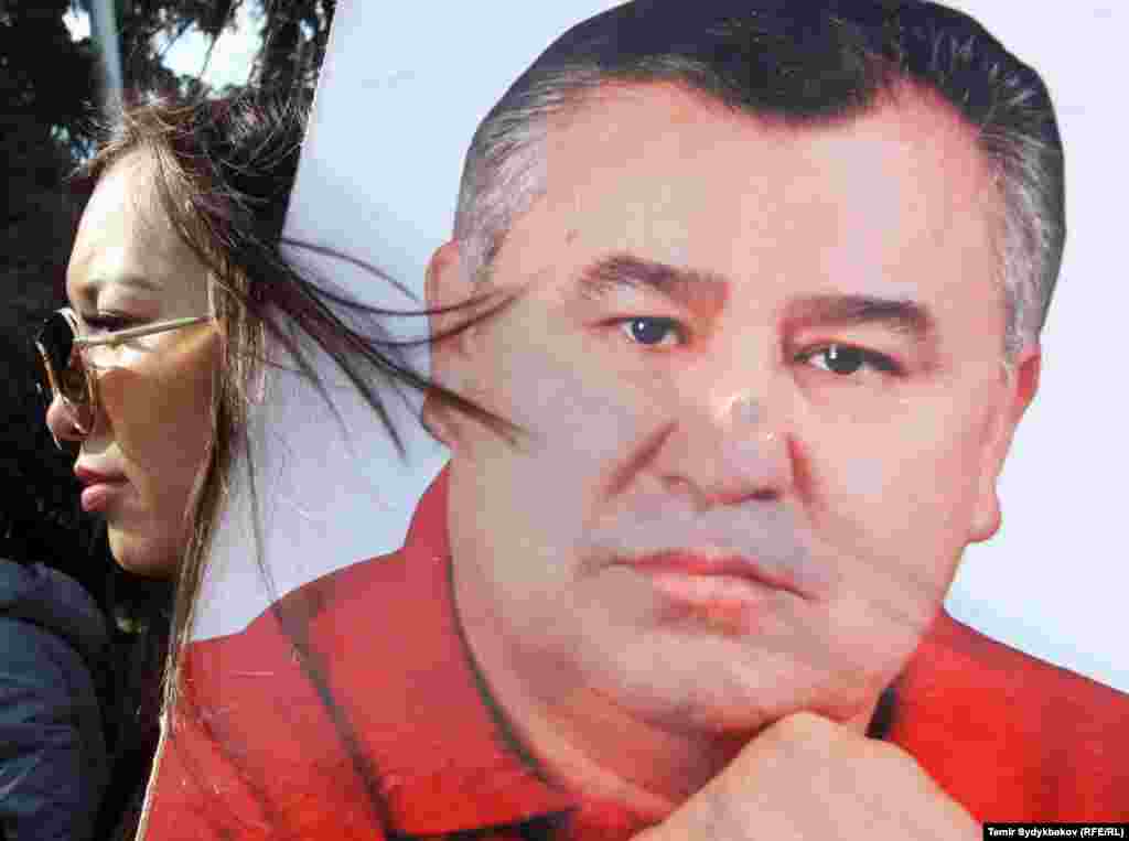 Омурбек Текебаев был задержан 26 февраля 2017 года. В СИЗО ГКНБ он и Дуйшенкул Чотонов находятся шестой месяц. Им&nbsp;предъявлено обвинение по статье 303 части 1&nbsp;("Коррупция") УК КР.