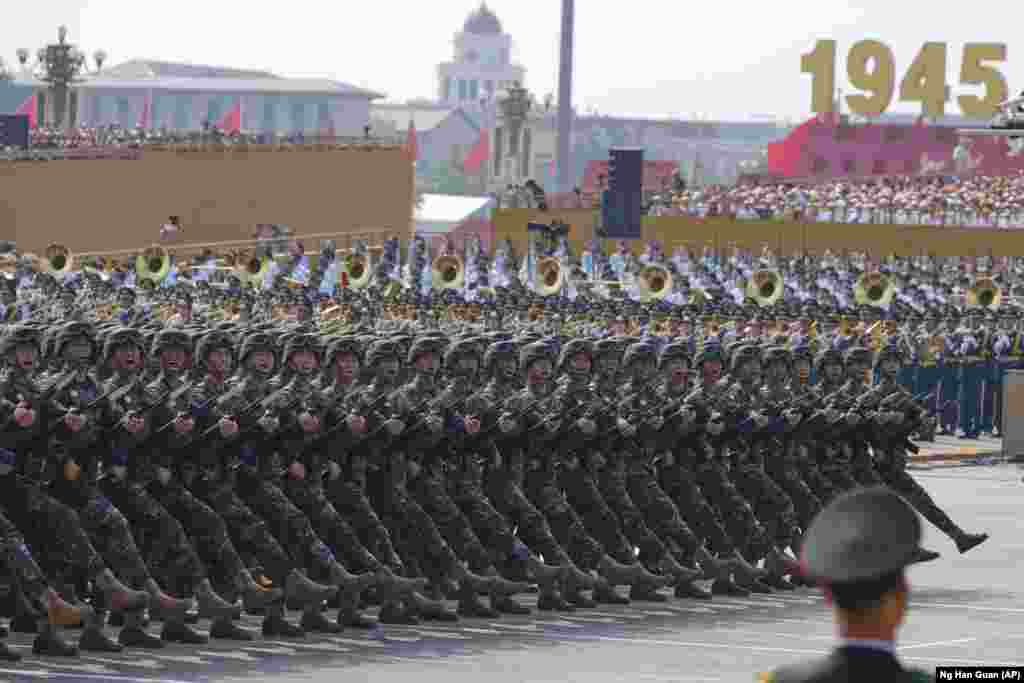 Pjesëtarë të tjerë të ushtrisë kineze gjatë pjesëmarrjes në paradë.
