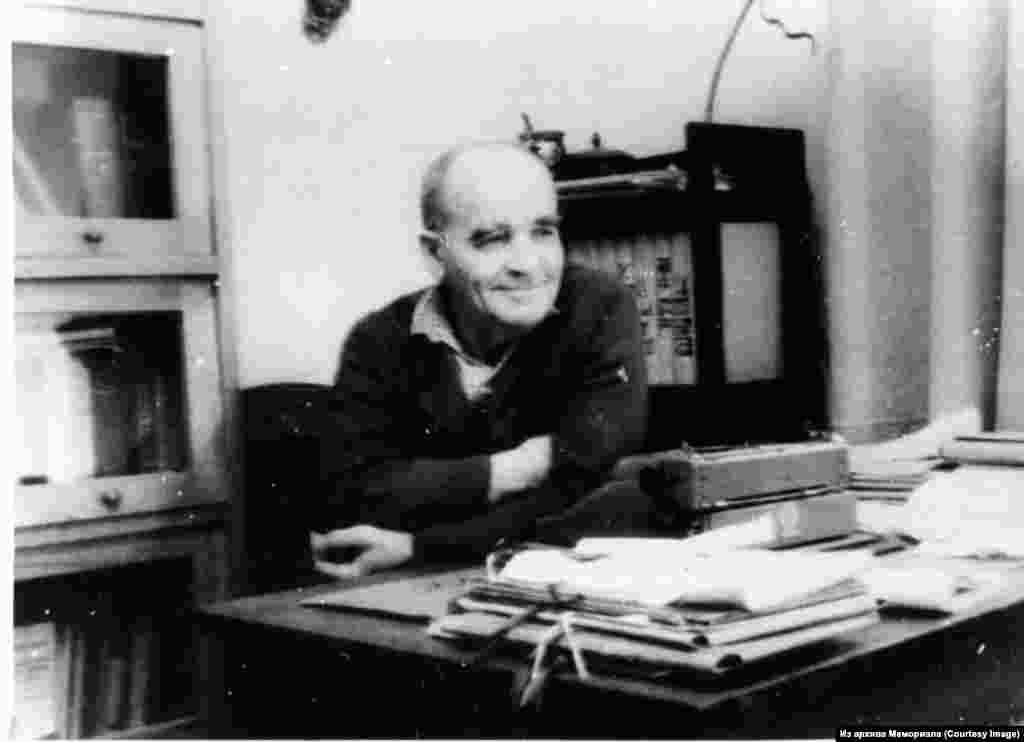 Алексей Евграфович Костерин (1896-1968). Язучы, журналист. Сталин лагерьлары тоткыны (1938-1943). 1957 елдан башлап ул репрессияләнгән халыкларны, шул исәптән кырымтатарларны яклый.