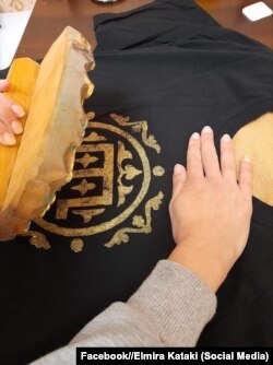 Футболка с изображением, которое выполнено в технике «басма»