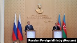 Совместная пресс-конференция глав МИД России и Азербайджана - Сергея Лаврова (слева) и Джейхуна Байрамова в Баку (архив)