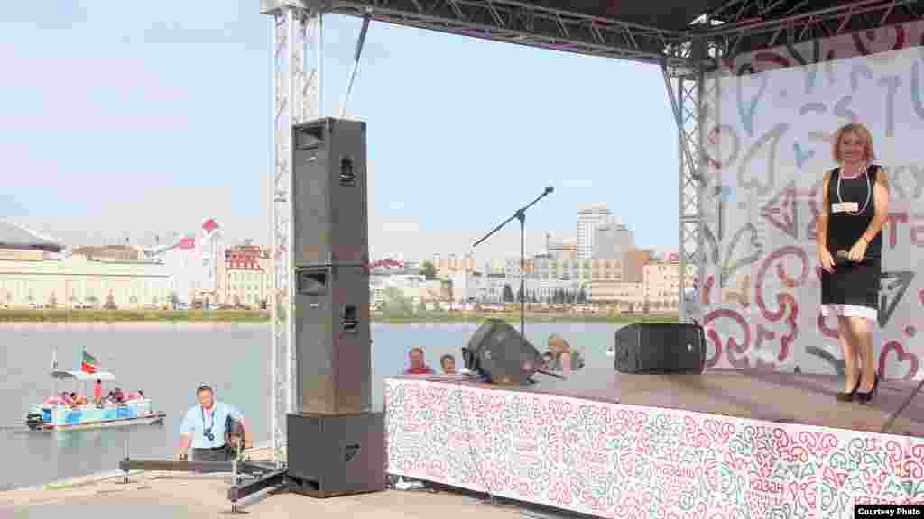 Кабан күле ярында "Тәмле" фестиваленә багышланган татар эстрадасы йолдызлары концерты, җырлый Эльвира Хәйруллина