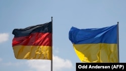 بیرق های ملی اوکراین و جرمنی