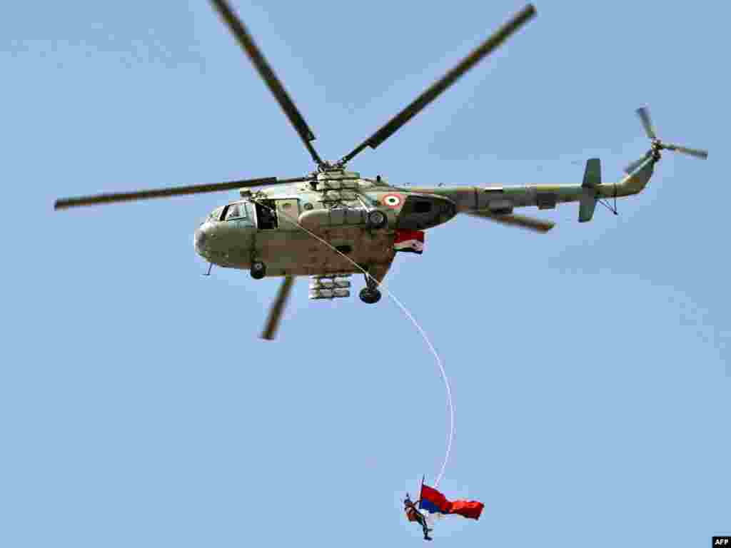 Проявление благодарности России и Китаю на проправительственном митинге. На военном вертолете государственные флаги двух стран, поддержавших Сирию в ООН.