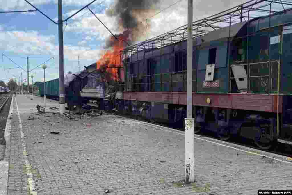 დრონების საწინააღმდეგო ბადით აღჭურვილი მატარებელი დაიწვა 4 ოქტომბერს, უკრაინის ჩრდილო-აღმოსავლეთით, შოსტკას სადგურზე დრონების დარტყმის შემდეგ.დარტყმების შედეგად რამდენიმე ადამიანი, მათ შორის ბავშვები, დაშავდა და ერთი დაიღუპა. როგორც ამბობენ, ორი დრონიდან მეორე მაშინ შეეტაკა მატარებელს, როდესაც მაშველები პირველ თავდასხმის შედეგებს ებრძოდნენ. 