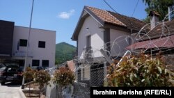 Një shtëpi pa leje pranë ndërtesës së stacionit policor në Leshak.