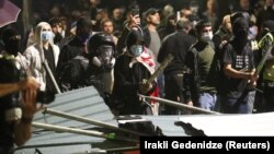 Protestatari, construind baricade la Tbilisi, pe 4 octombrie 2025