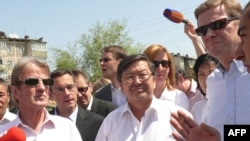 Министры иностранных дел Франции и Германии - Бернар Кушнер и Гвидо Вестервелле, и глава Госдирекции по восстановлению южных регионов, Ош, 16 июля 2010 года.