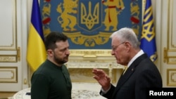 Trimisul special al SUA pentru Ucraina, Keith Kellogg, discută cu președintele ucrainean Volodimir Zelenski (stânga).