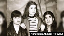 کودکی داکتر وکیله کریمی، از سمت (راست) اول