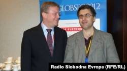 Štefan File u razgovoru sa Draganom Štavljaninom u Bratislavi, april 2012.