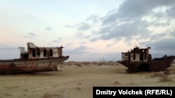 Жарым кылымдын ичинде эле дүйнөдөгү эң ири делген Арал көлү бул аймакта сууну ысырапка учураткандан улам соолуп баратат. 