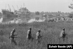 گشتی‌های عراقی در حاشیه کارون در اطراف شهر تحت محاصره آبادان