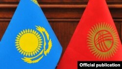 Кыргызстан менен Казакстандын мамлекеттик желектери. 