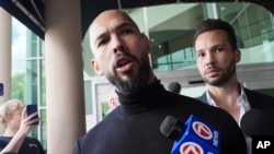 Andrew și Tristan Tate, la sosirea în SUA, după ce au plecat din România. 27 februarie.