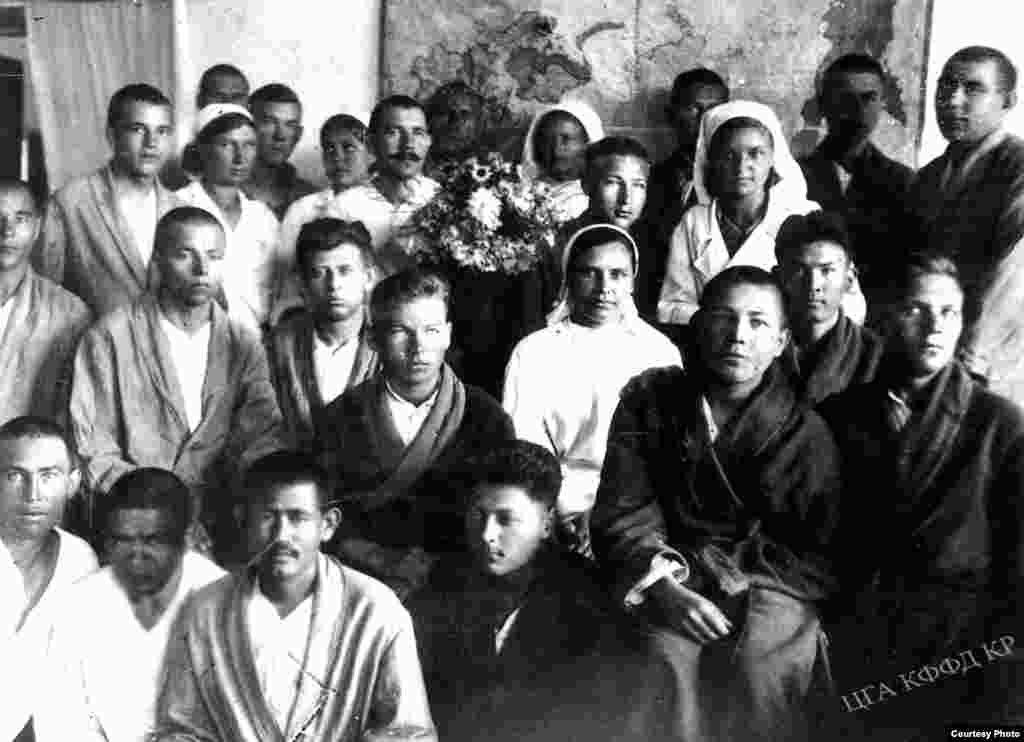 Пациенты и врачи. Фрунзе. 1942 год.&nbsp;