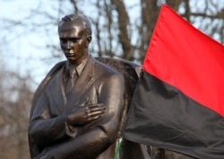 Пам’ятник Степану Бандері в селі Старий Угринів, де він народився