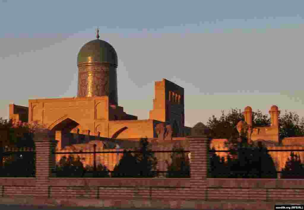 Узбекистан. Старинная мечеть в Навои.