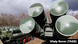 Боевые расчеты зенитной ракетной системы С-400 "Триумф" 