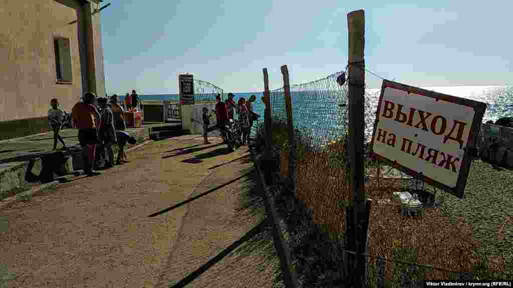 Qasabanıñ esas plâjlarından birisine alıp barğan yol