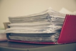 "Dođu, popišu, uzmu ti ime i prezime, broj osobne. Naravno, čim sjednu u ured kod direktora, ta se imena jednostavno brišu", kaže sagovornica RSE.