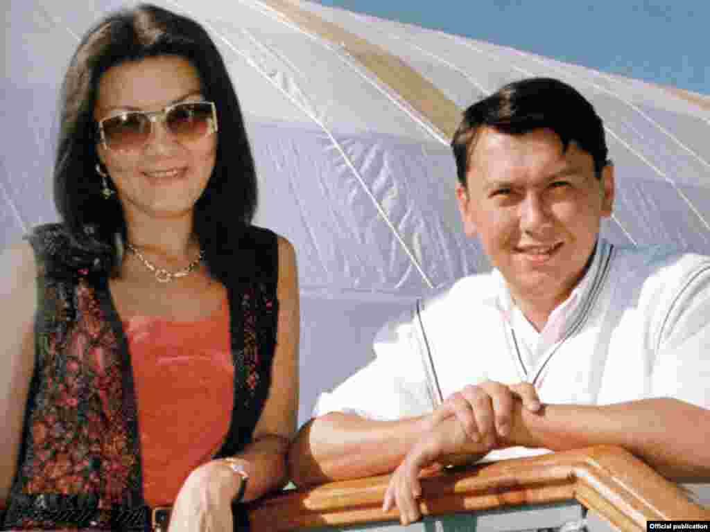 1995 жылы Дариға Назарбаева жаңадан құрылған "Хабар" агенттігі жабық акционерлік қоғамның басшысы болып тағайындалды. Жаңа агенттіктің құрылуы елдегі бірқатар оппозициялық ақпарат құралдарының "тендерден өте алмай" жабылуымен тұспа-тұс келді. Дариғаның күйеуі, медициналық білімі бар Рахат Әлиев әуелі салық комитетін басқарды, кейін Ұлттық қауіпсіздік комитеті төрағасының бірінші орынбасары, сыртқы істер министрінің орынбасары лауазымына дейін жоғарылады. Ерлі-зайыптылар Қазақстандағы бірқатар медиа-компаниялар, ірі кәсіпорындар мен коммерциялық банктің меншік иесіне айналды. Суретте: Дариға Назарбаева мен Рахат Әлиев.