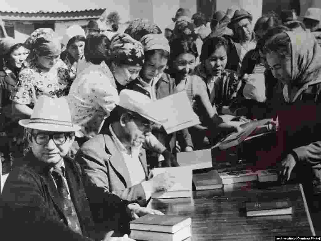 Айтматов жана анын элеттик күйөрмандары. Сүйүнбай Капаровдун архивинен алынган сүрөт.&nbsp;