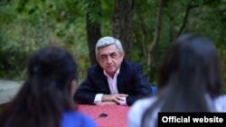 Армения - Президент Армении Серж Саргсян отвечает на вопросы членов отряда молодых журналитов «Базе-2014», Цахкадзор, 23 августа 2014 г.   