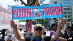 Un protestatar împotriva fostului președinte Yoon la o demonstrație pe 9 iulie 2025, la Seul.