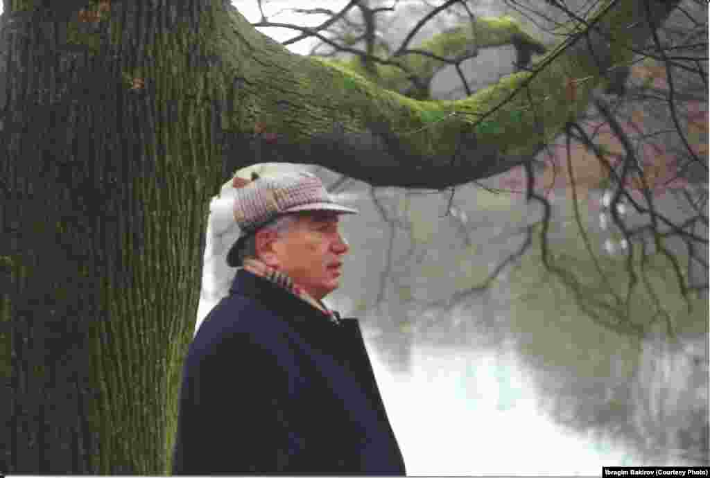 Чыңгыз Айтматов магнолия гүлдөгөн кезде. Дипломат-жазуучу гүлбакта күн алыс болсо да, гүлдөрдү эми көргөндөй суктанган. &nbsp;Брюсселдин парктарынын бири. 2003-жыл.