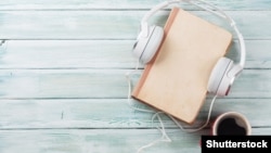 Китап өстәлдә калды.