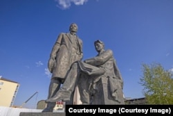 Памятник братьям Ксенофонтовым. Покровск, Якутия