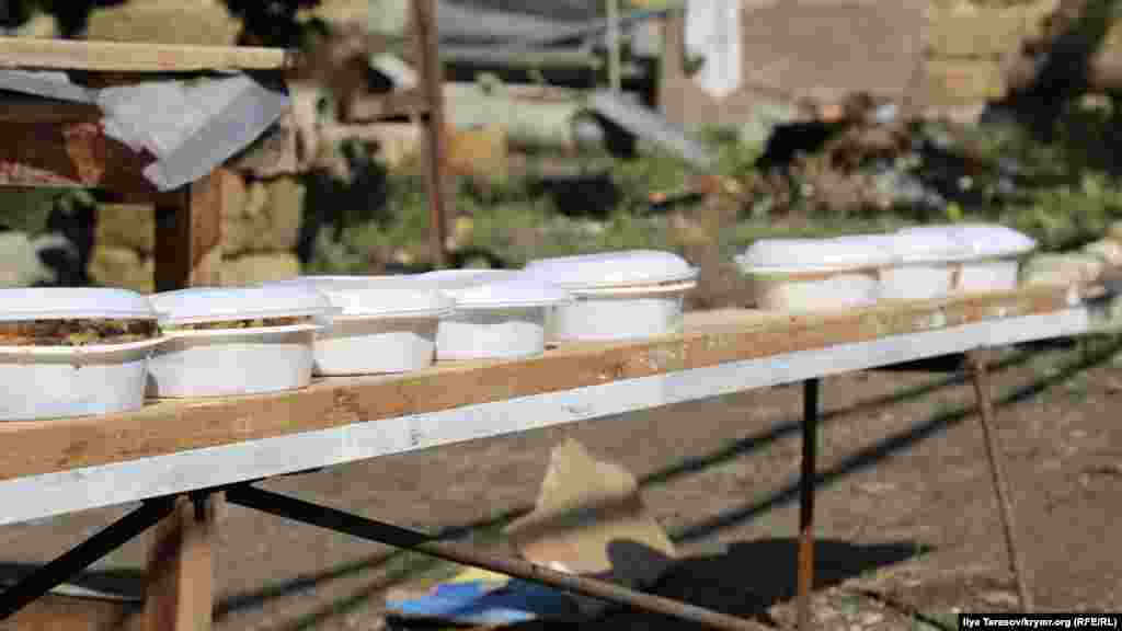 Частину їжі, що лишилася, сім'я Мустафаєвих передала друзям, які не змогли приїхати на дуа