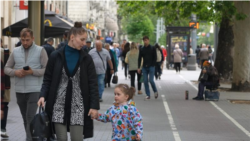 „Să ne aibă în vedere și pe noi, moldovenii”. Ce spun oamenii la Chișinău despre rezultatul alegerilor prezidențiale din România 