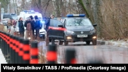 რუსეთის საგამოძიებო კომიტეტის ავტომობილი მოსკოვის ოლქის დაბა გორკი 2-ში, სადაც, ამ კომიტეტის ცნობით, მოზარდმა სკოლაში ბავშვი მოკლა და დაცვის სამსახურის თანამშრომელი დაჭრა