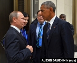 Дарья Боярская (солдо экинчи) Владимир Путин менен Барак Обаманын Кытайдагы жолугушуусунда. 2016-жыл, 5-сентябрь.