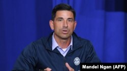 АКШнын Ички коопсуздук катчысынын (министринин) милдетин  8-январга чейин аткарган Чал Вулф. 2020-жылдын 1-сентябрындагы сүрөт.
